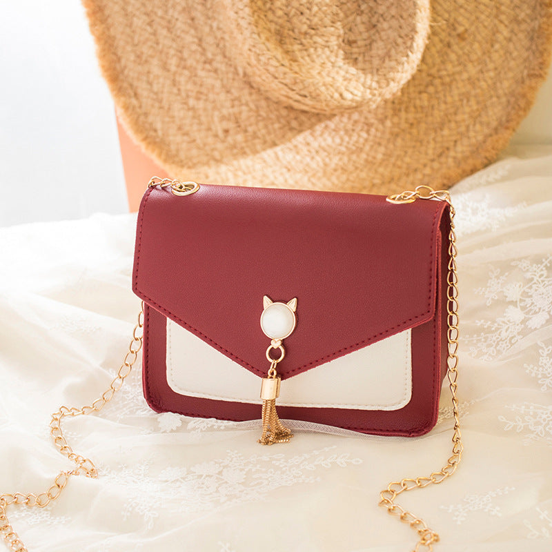 Bolso pequeño con cadena decorativa