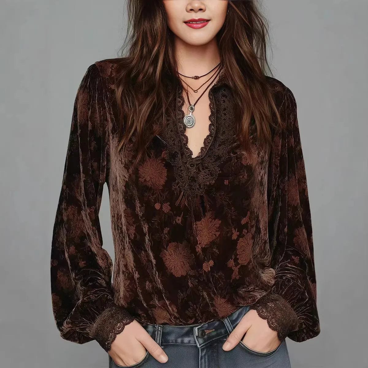 Morgana · Camiseta con encaje y cuello en V