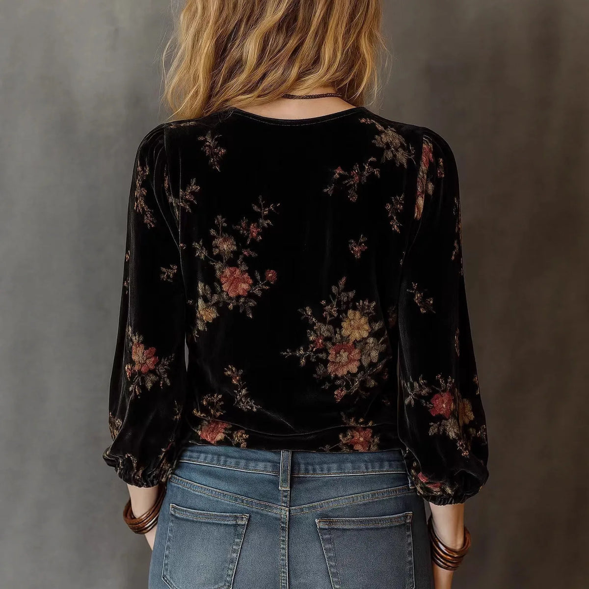 Amara · Top retro con estampado y cuello en V