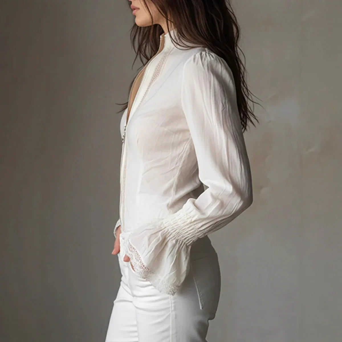 Irene · Blusa elegante con encaje y mangas acampanadas
