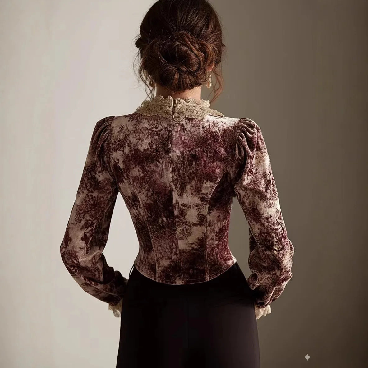 Morgana · Blusa romántica con detalles de encaje