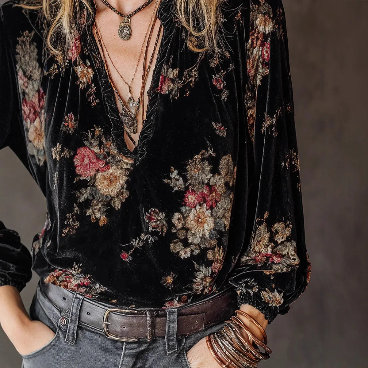 Amara · Top retro con estampado y cuello en V