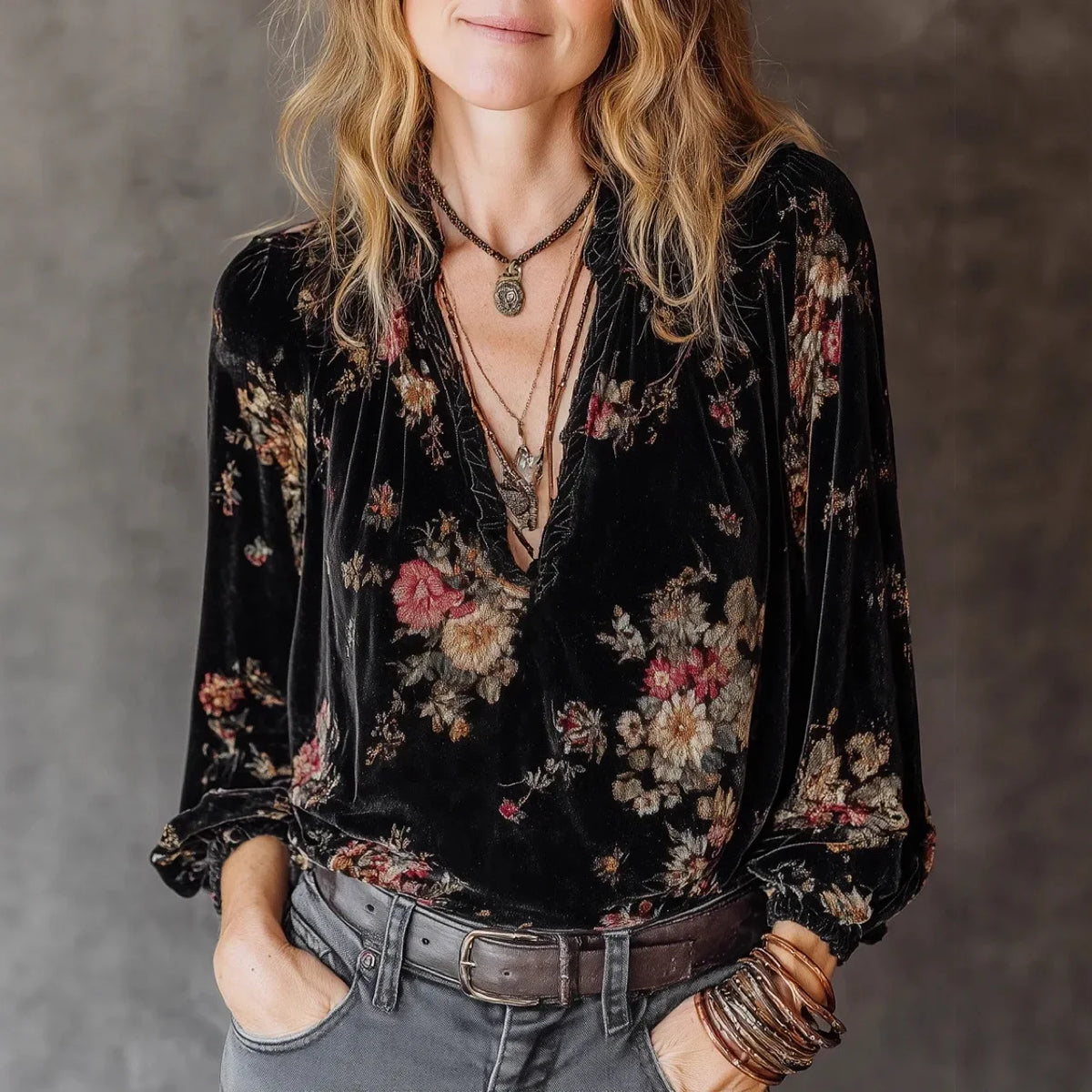 Amara · Top retro con estampado y cuello en V