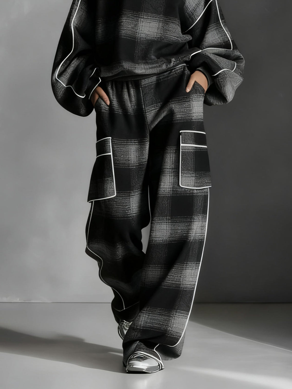 Sudadera a rayas en negro y gris con pantalones casuales, conjunto de dos piezas