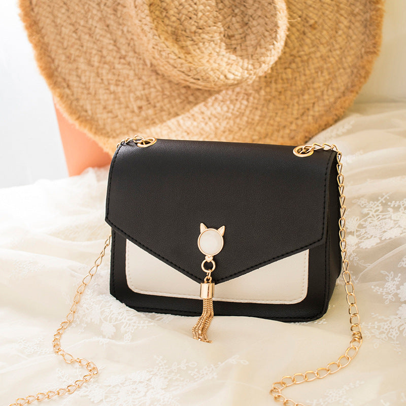 Bolso pequeño con cadena decorativa
