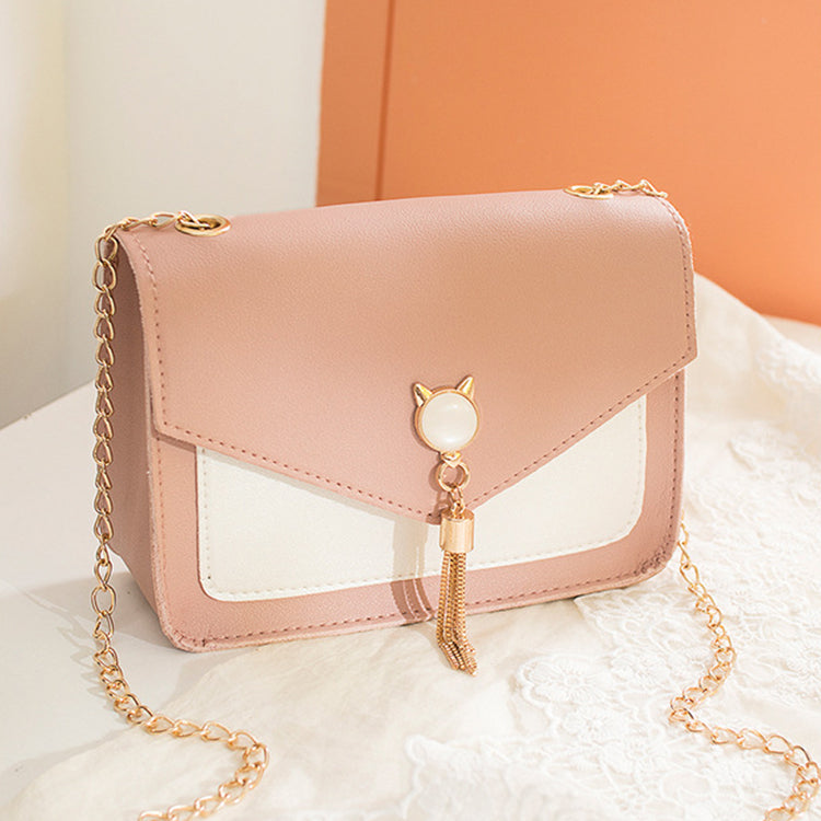 Bolso pequeño con cadena decorativa