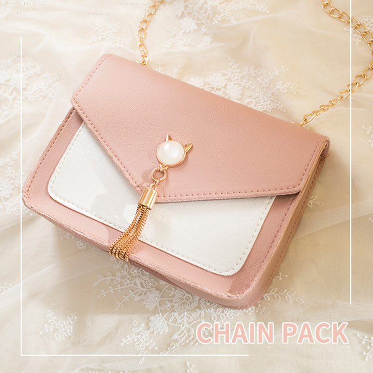 Bolso pequeño con cadena decorativa