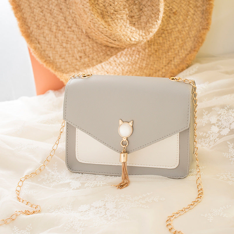Bolso pequeño con cadena decorativa