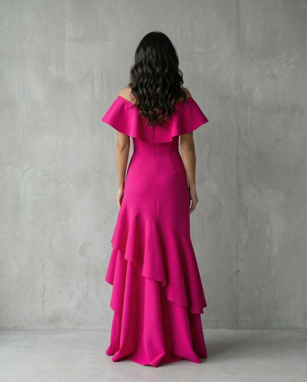Isabel · Vestido elegante con volantes y escote en V