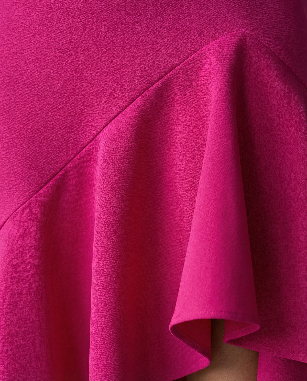 Isabel · Vestido elegante con volantes y escote en V