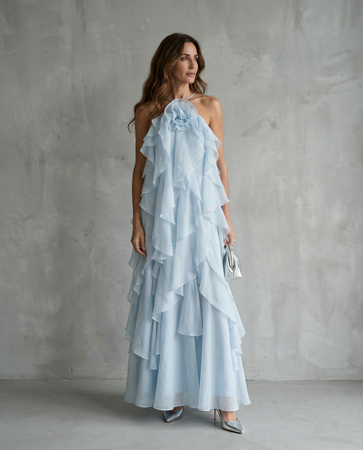Celeste · Vestido largo halter con volantes