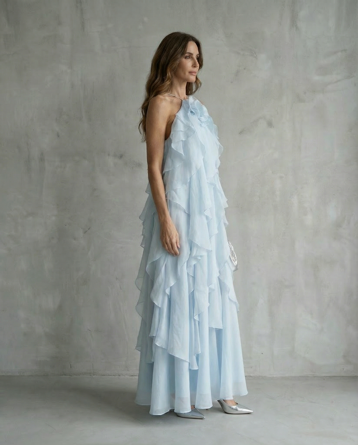 Celeste · Vestido largo halter con volantes