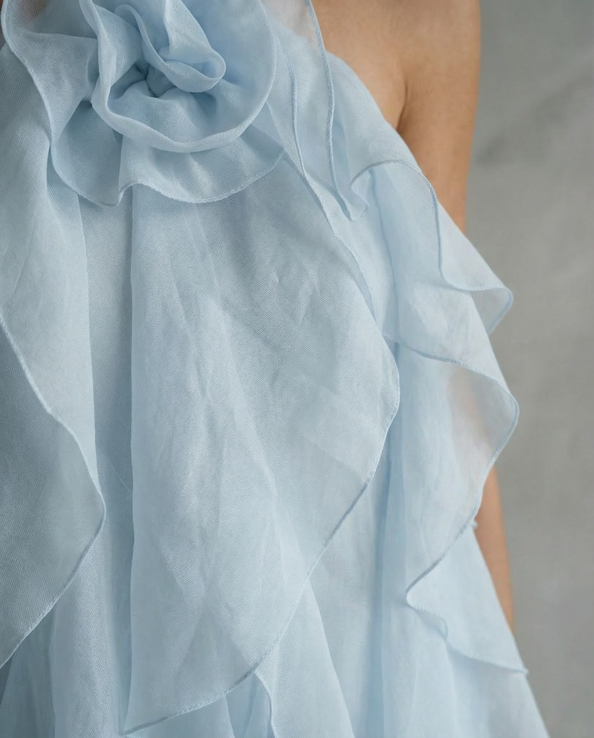 Celeste · Vestido largo halter con volantes