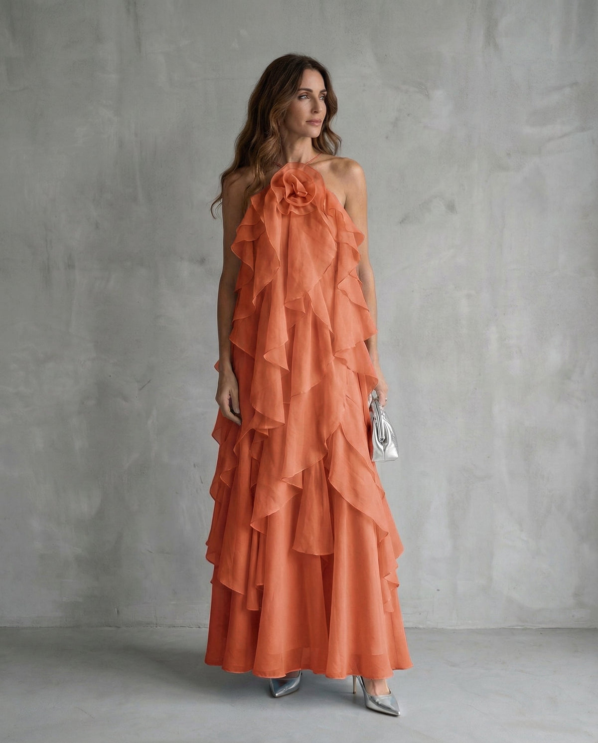 Celeste · Vestido largo halter con volantes