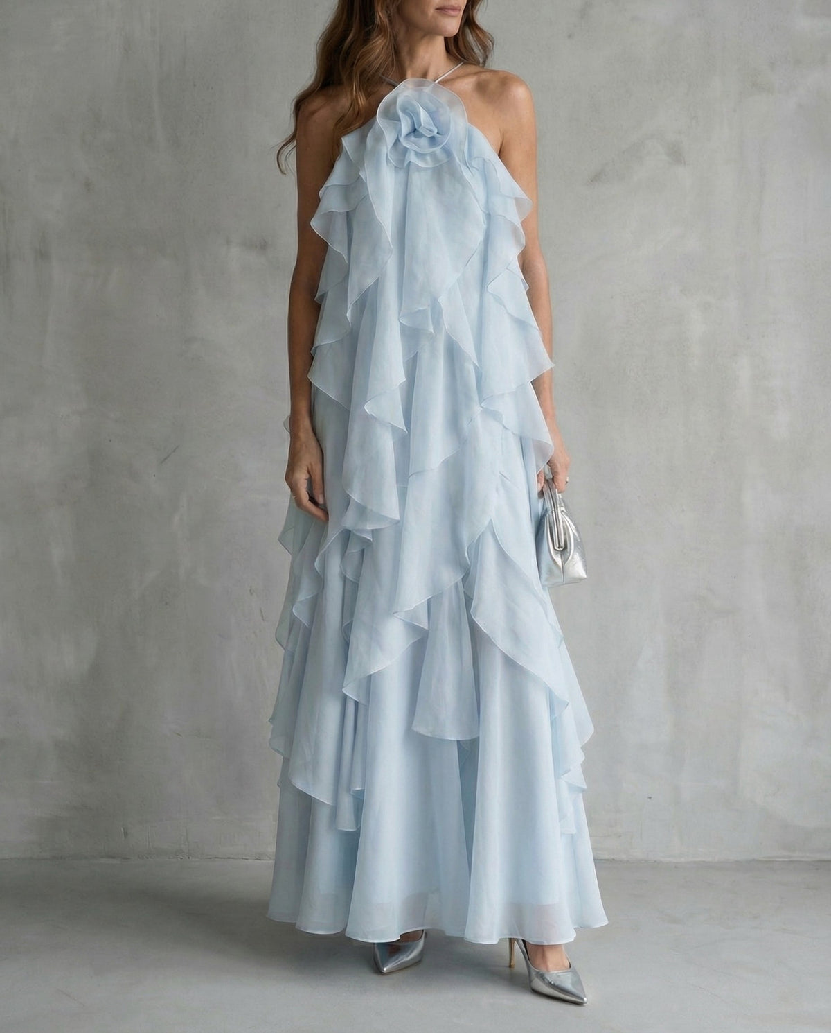 Celeste · Vestido largo halter con volantes